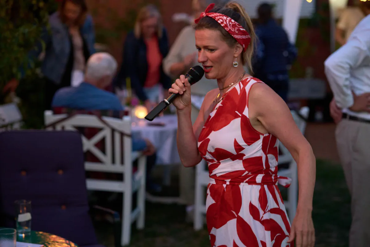 Dana singt beim Gartenfest zwischen den Gästen