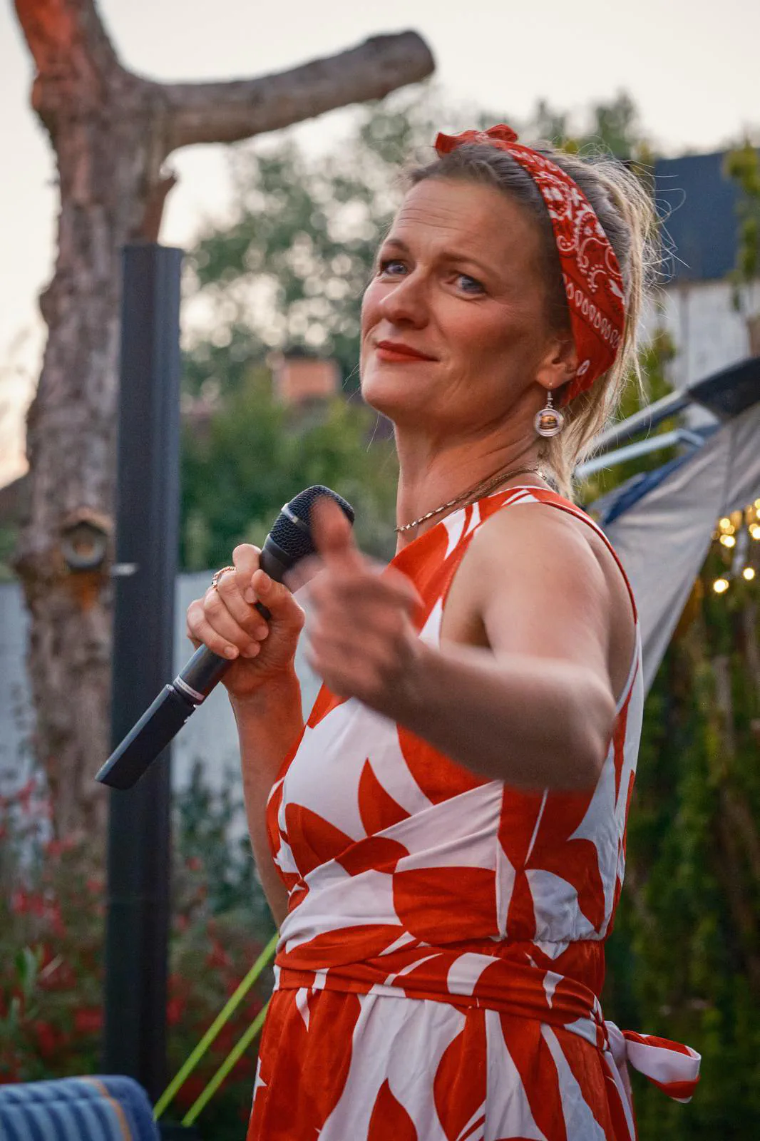 Dana hält das Mikrofon in die Kamera