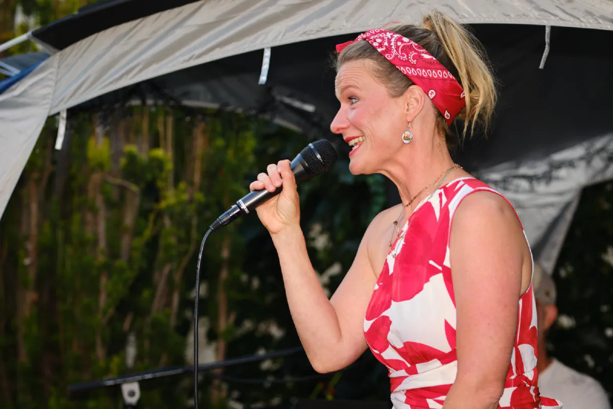 Dana singt im Profil ins Mikrofon