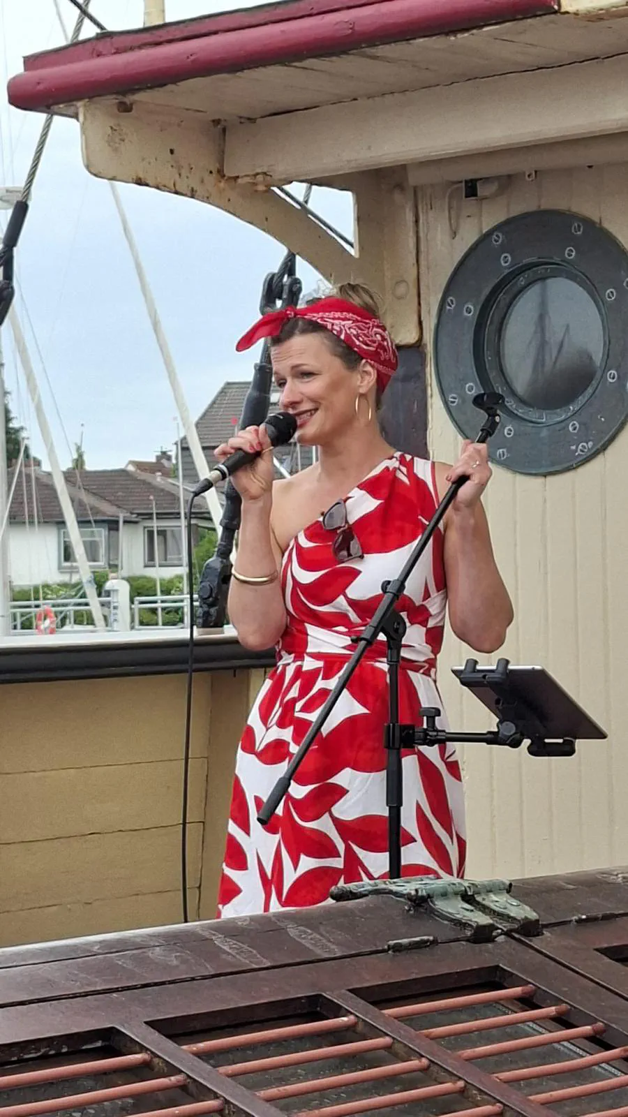 Dana singt an Deck des Feuerschiffs