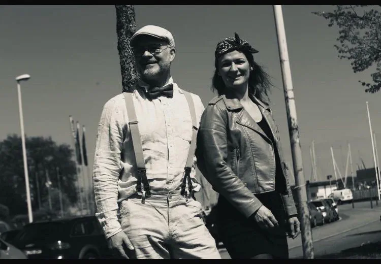 Schwarzweißaufnahme von Dana und Stefan am Hafen