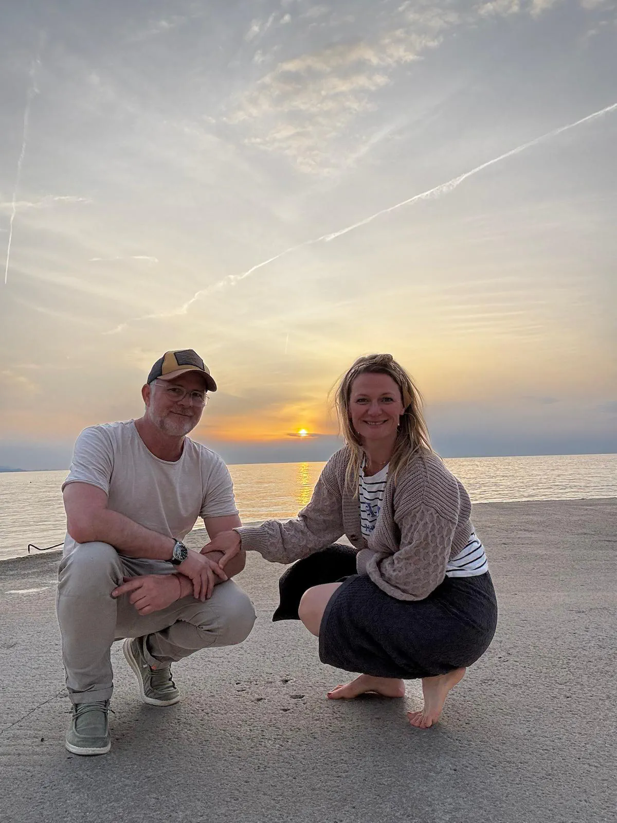 Dana und Stefan am Strand, die Sonne geht über der Ostsee unter