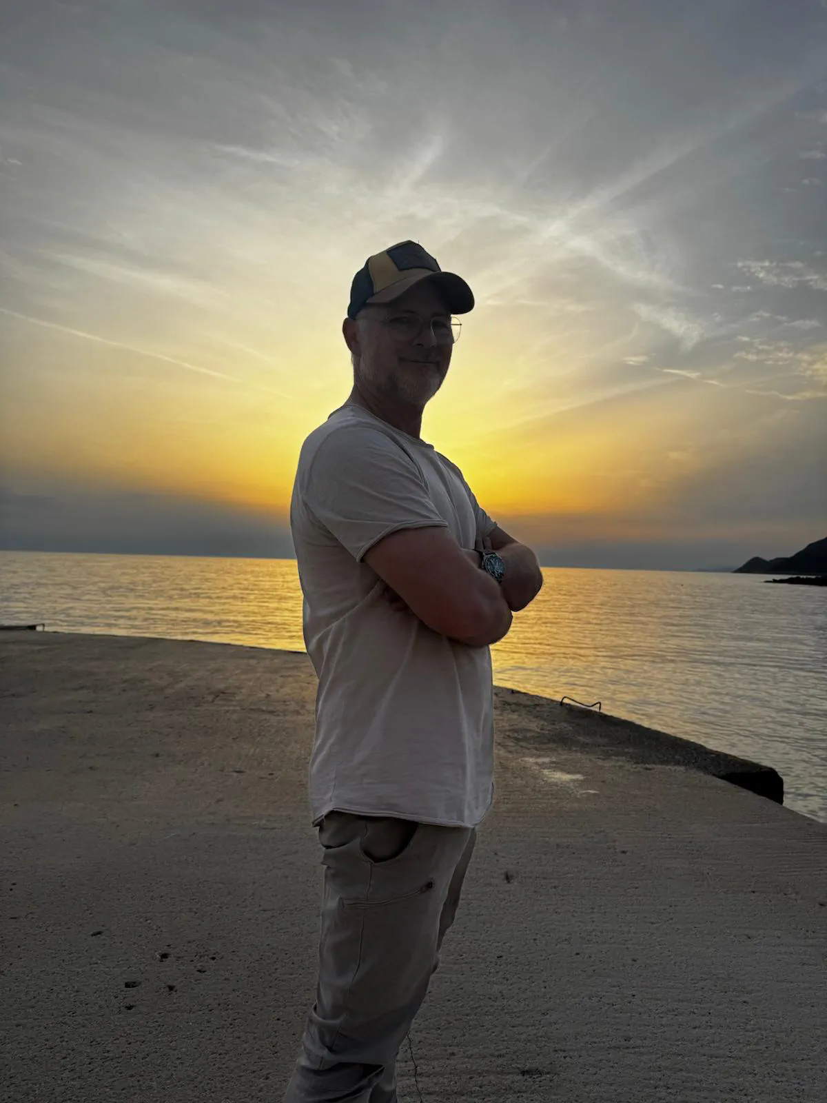 Stefan am Strand vor dem Sonnenuntergang
